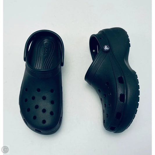 Sandals Flats By Crocs In Black, Size: 10