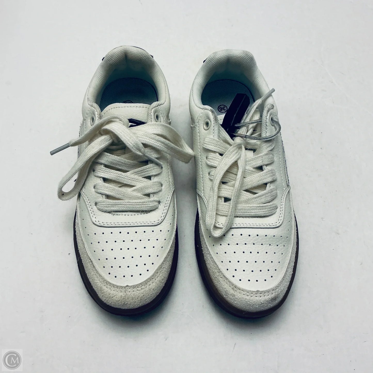 Shoes Sneakers By Clothes Mentor In White, Size: 6