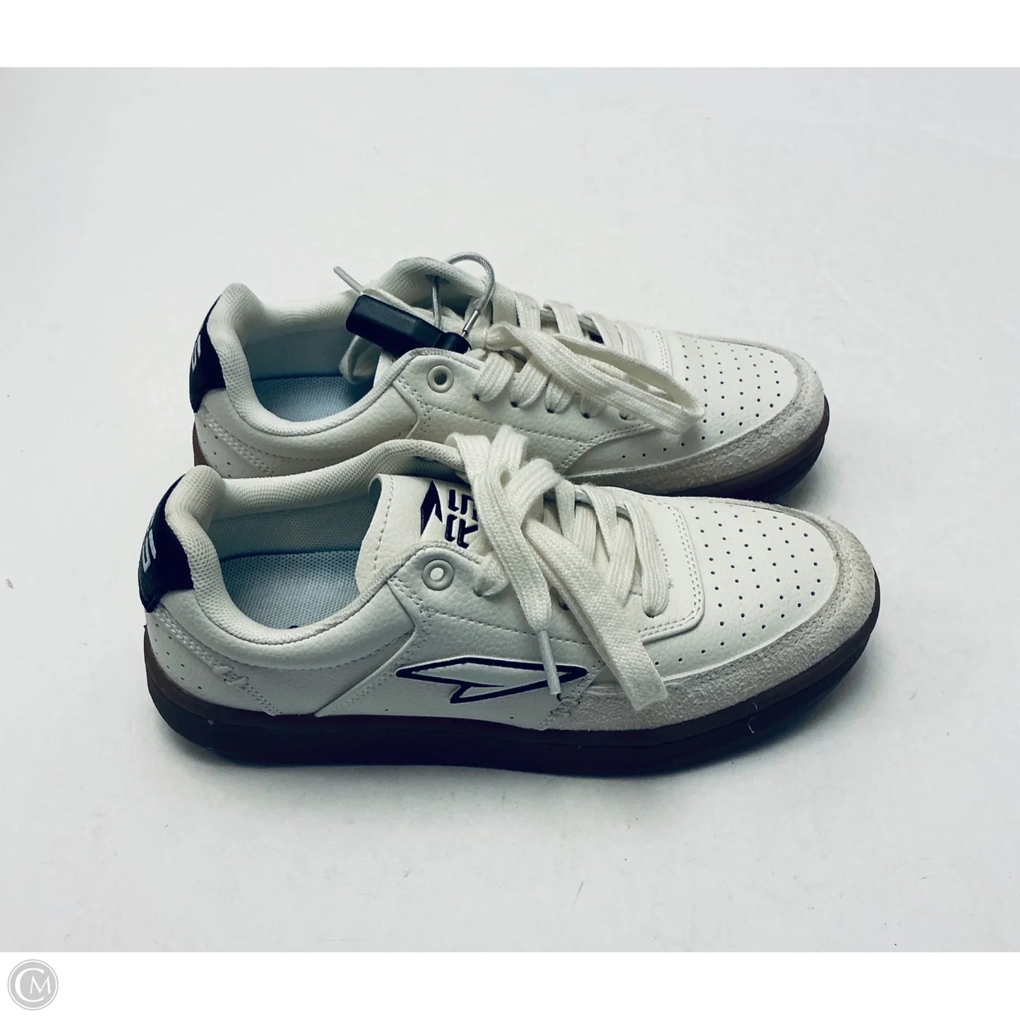 Shoes Sneakers By Clothes Mentor In White, Size: 6