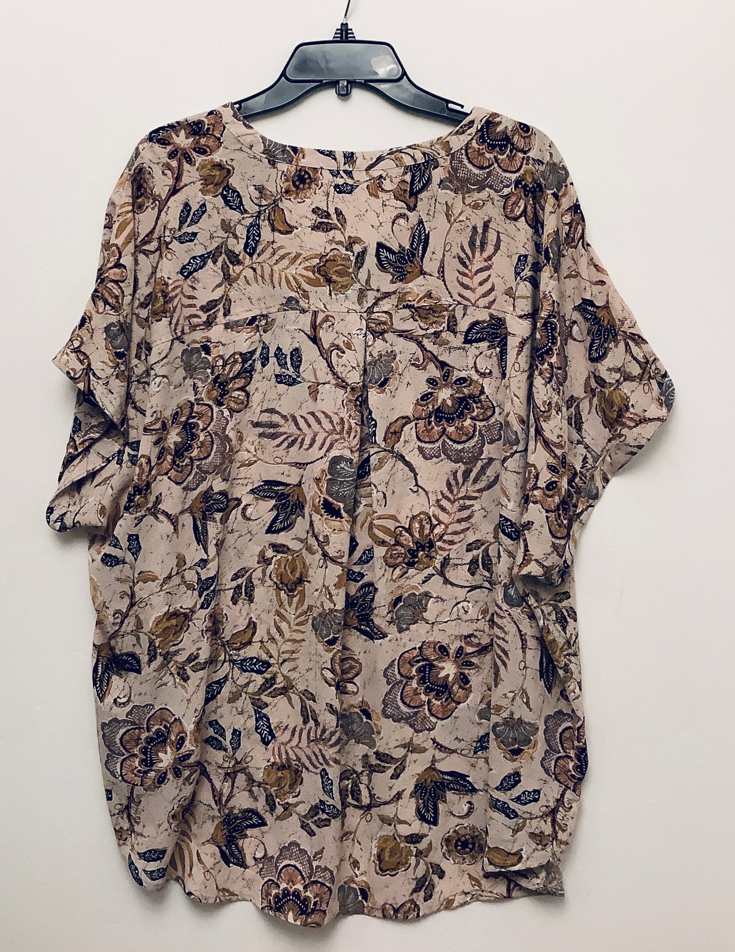 Top Short Sleeve By Maurices In Beige, Size: 3x