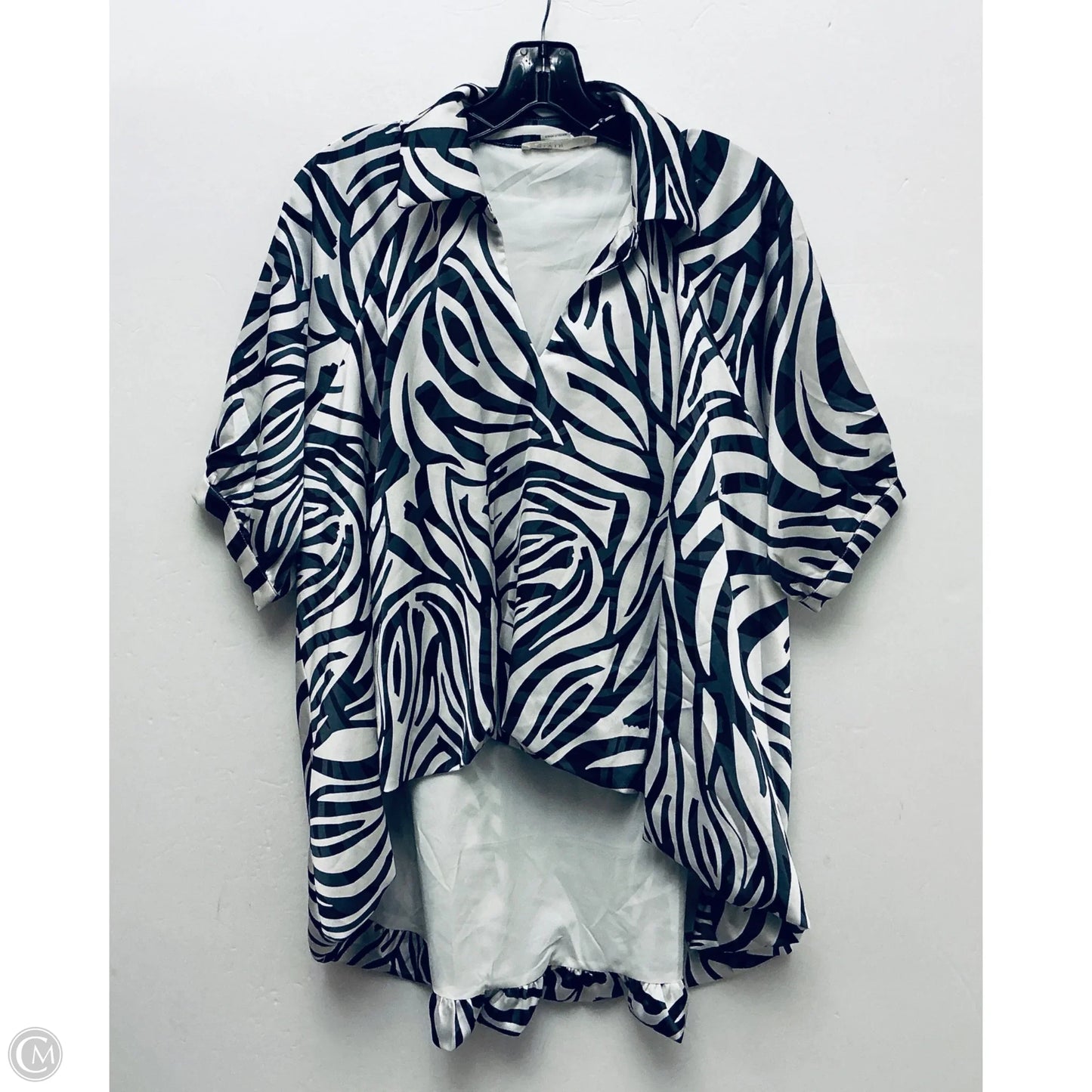 Top Short Sleeve By Clothes Mentor In Black & White, Size: M