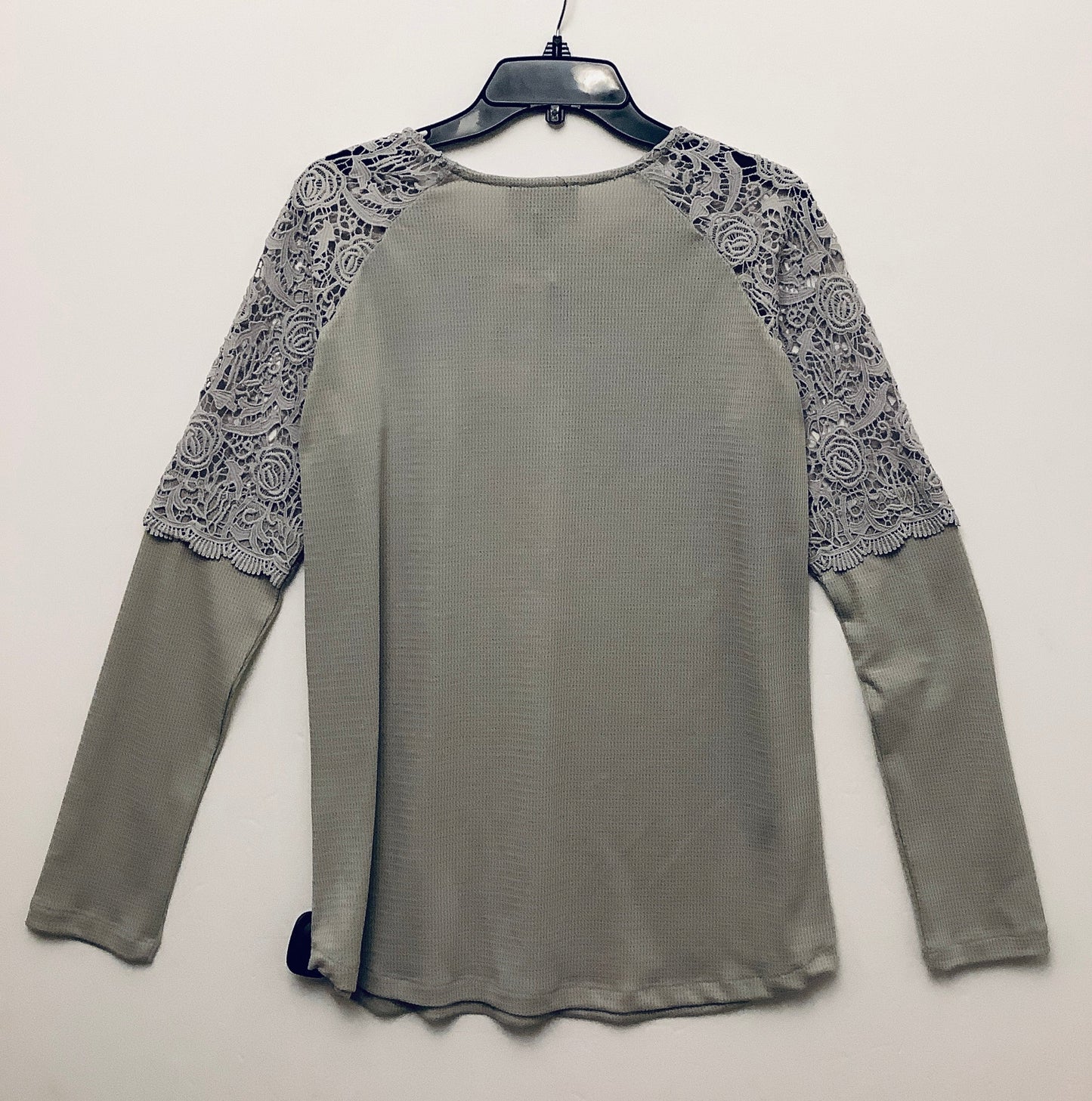 Top Long Sleeve By Cmc In Grey, Size: M