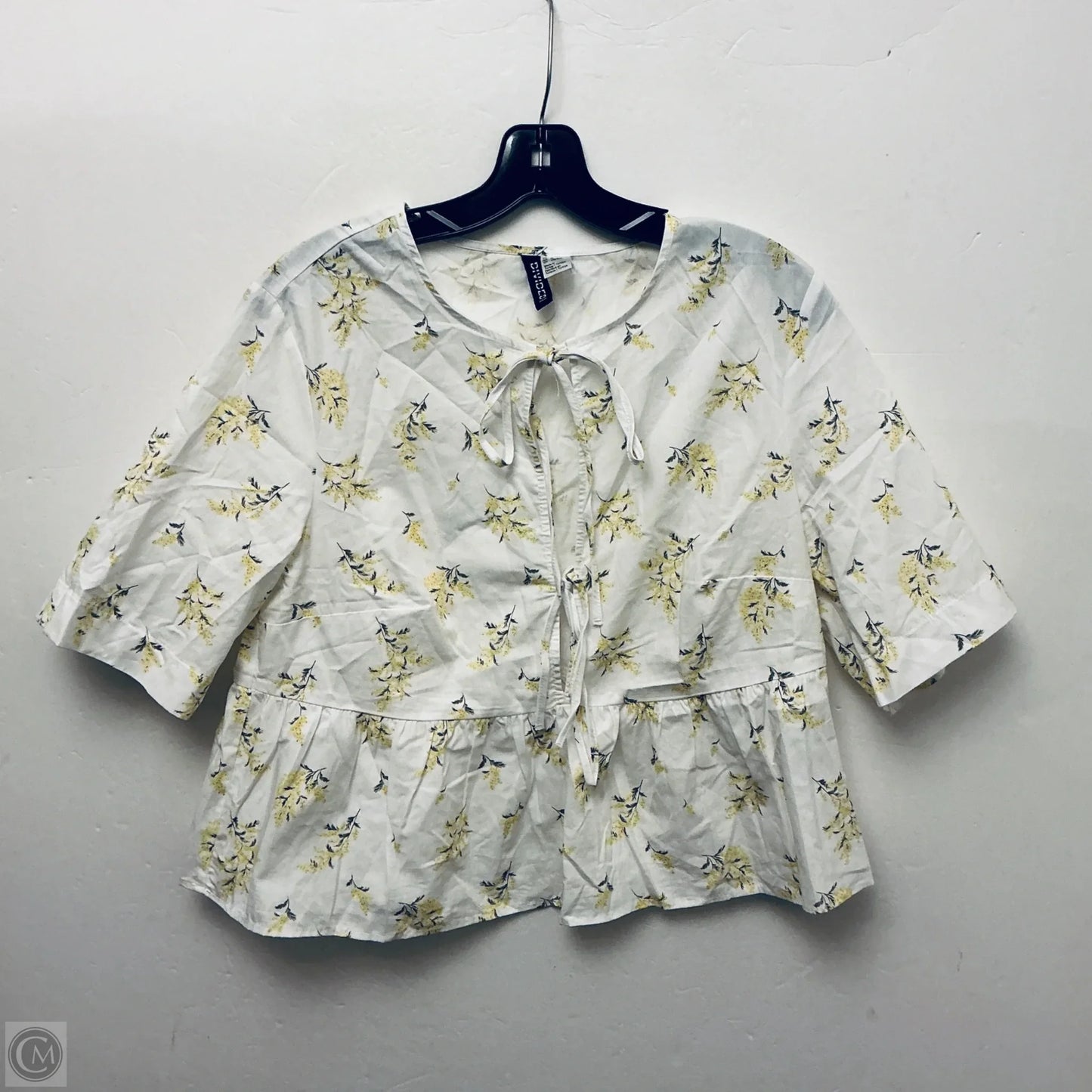 Top Short Sleeve By Divided In Cream, Size: L