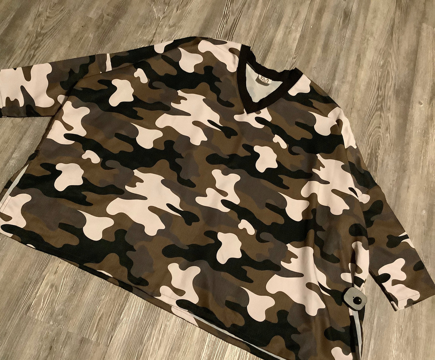 Top Long Sleeve By Clothes Mentor In Camouflage Print, Size: Onesize