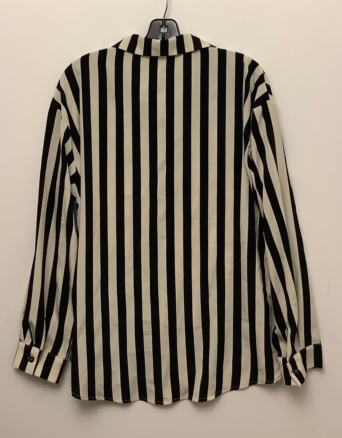 Top Long Sleeve By Clothes Mentor In Striped Pattern, Size: M