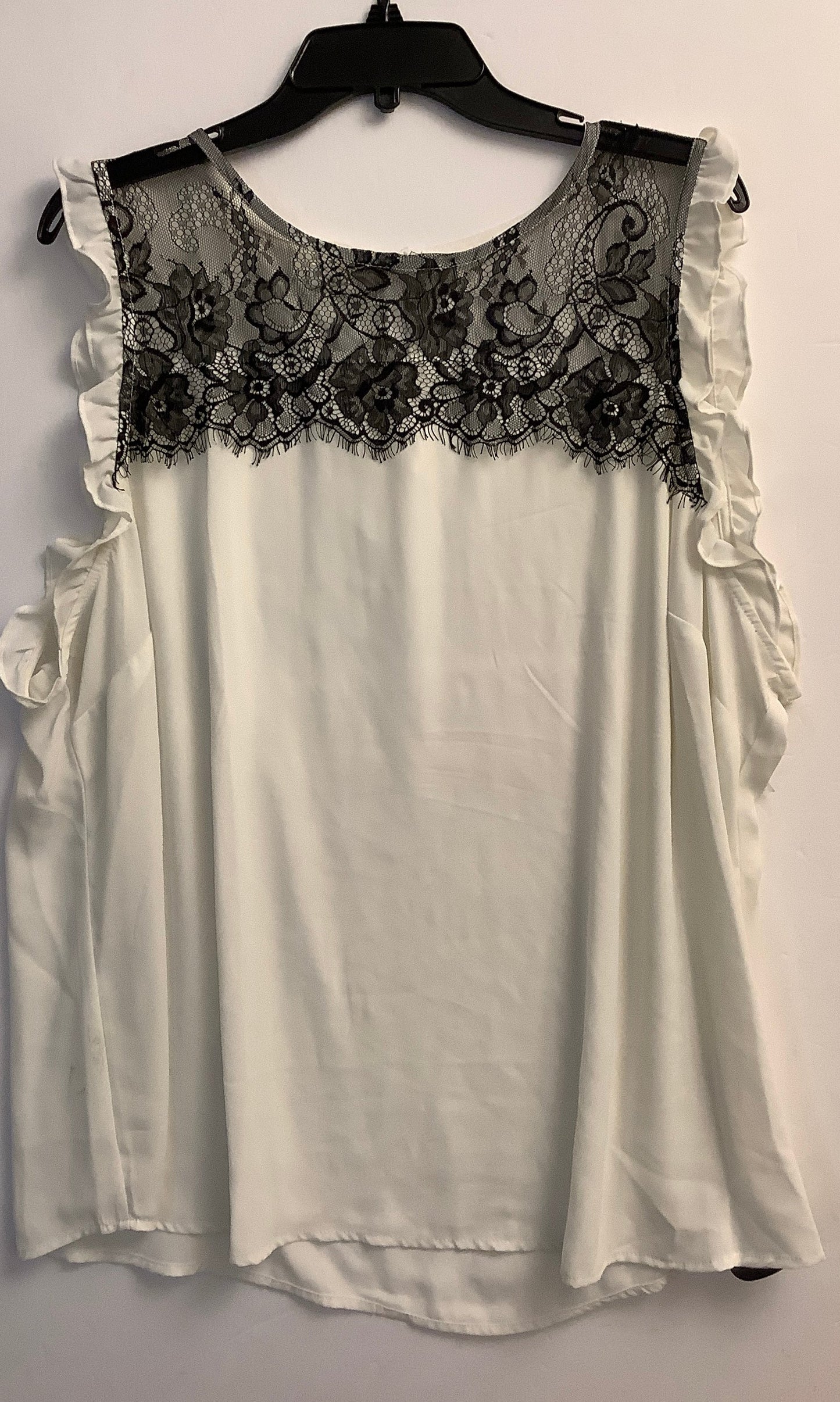 Top Sleeveless By Maurices In White, Size: 3x