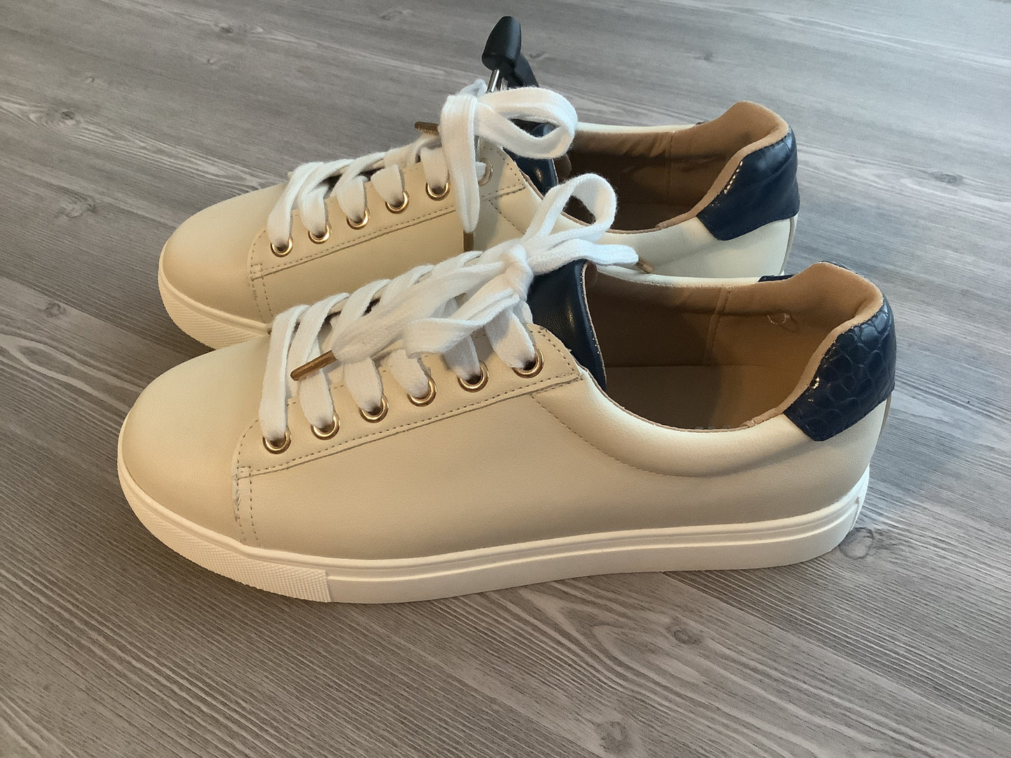White Shoes Sneakers Mia, Size 8