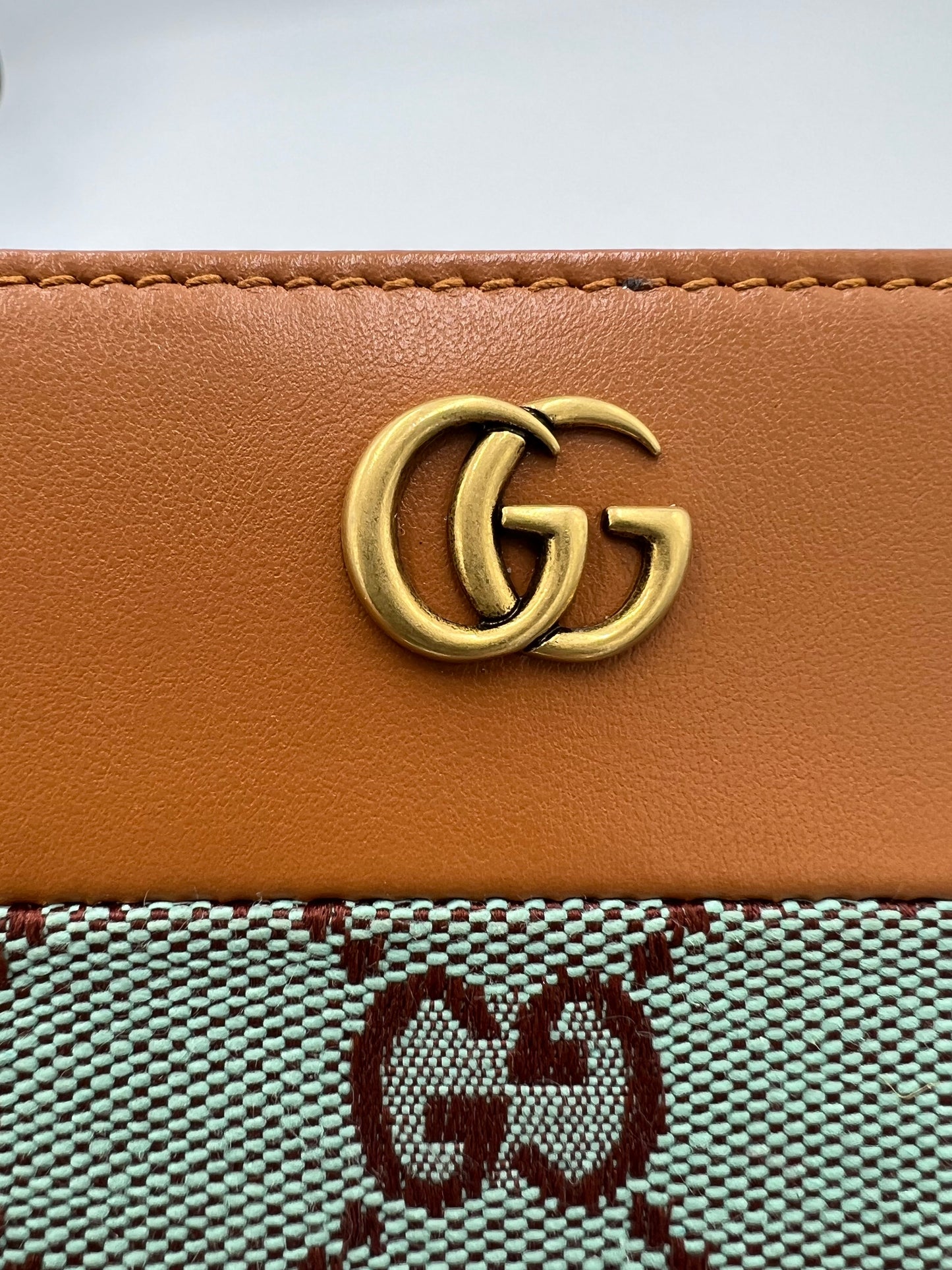 Like New! Gucci GG Designer Bifold Card /Coin Holder Wallet