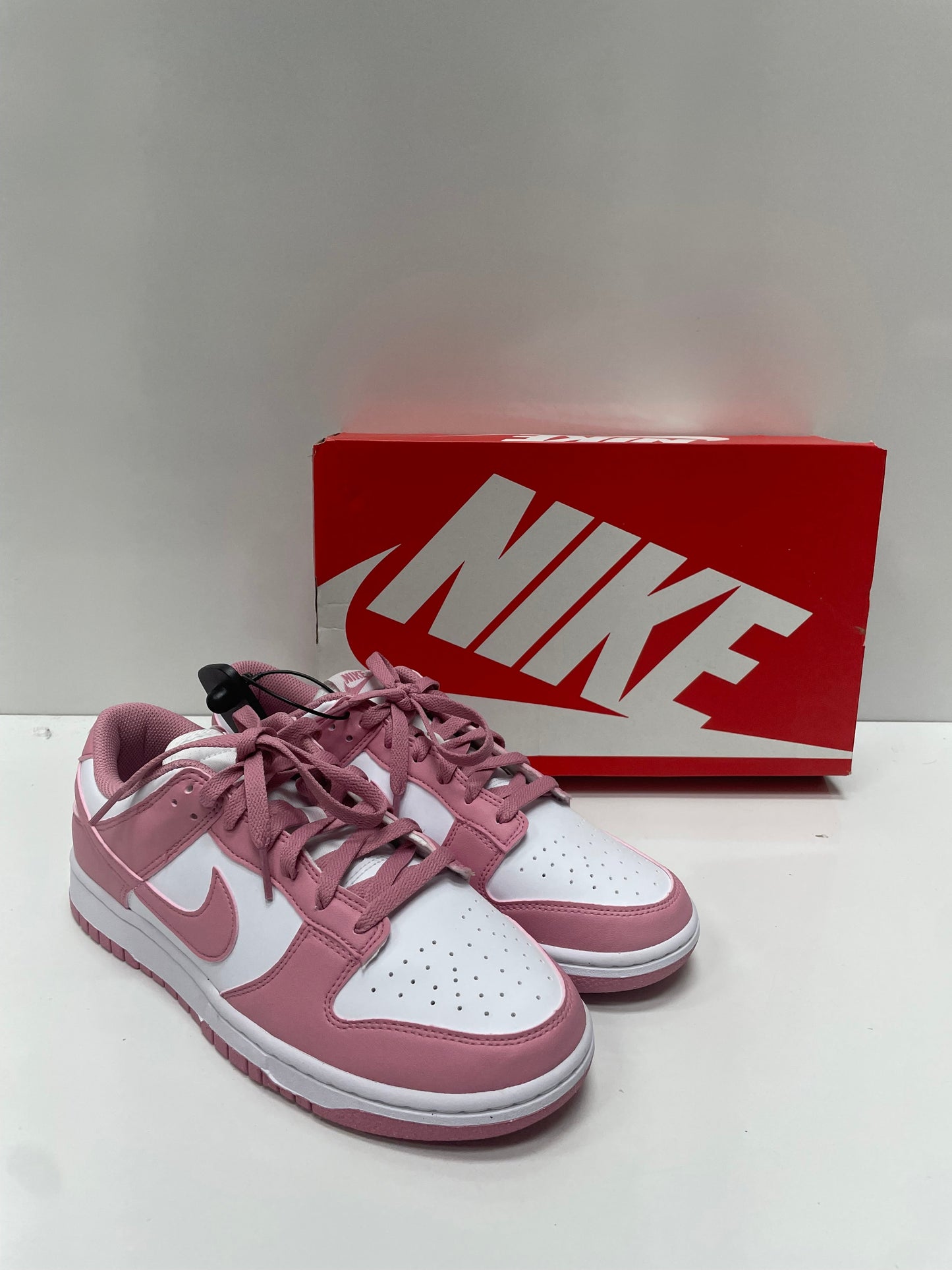 Shoes Sneakers By Nike In Cream & Pink, Size: 10.5