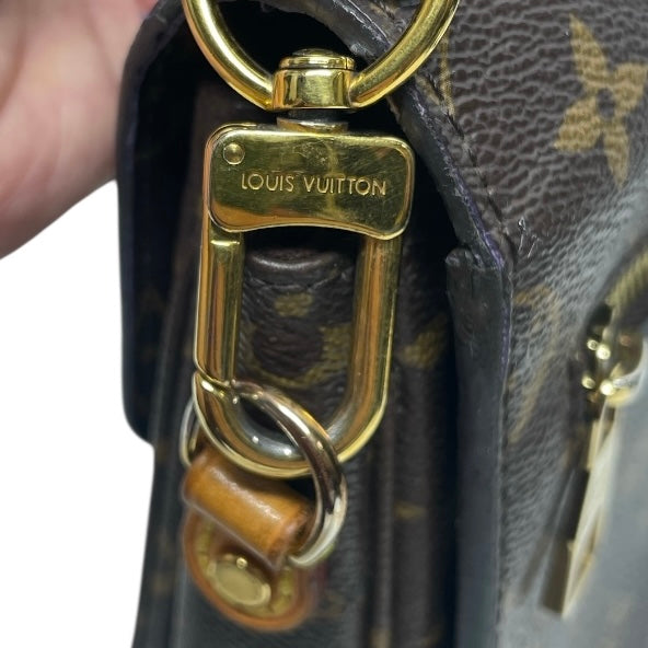 Crossbody Luxury Designer By Louis Vuitton, Size: Medium