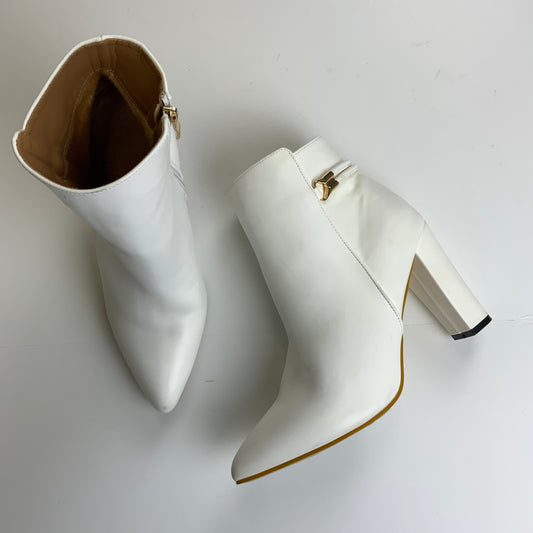 Boots Ankle Heels By Clothes Mentor In White, Size: 9.5