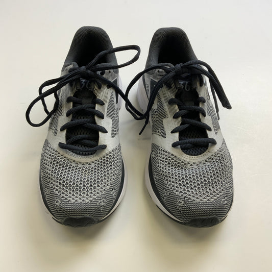 Shoes Athletic By Clothes Mentor In Grey, Size: 9