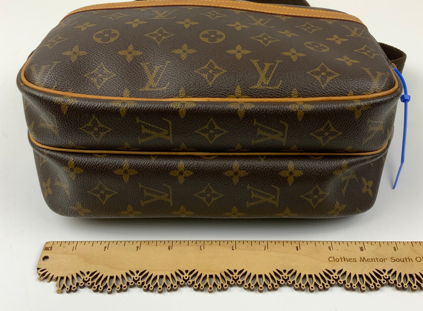 Crossbody Designer By Louis Vuitton, Size: Medium