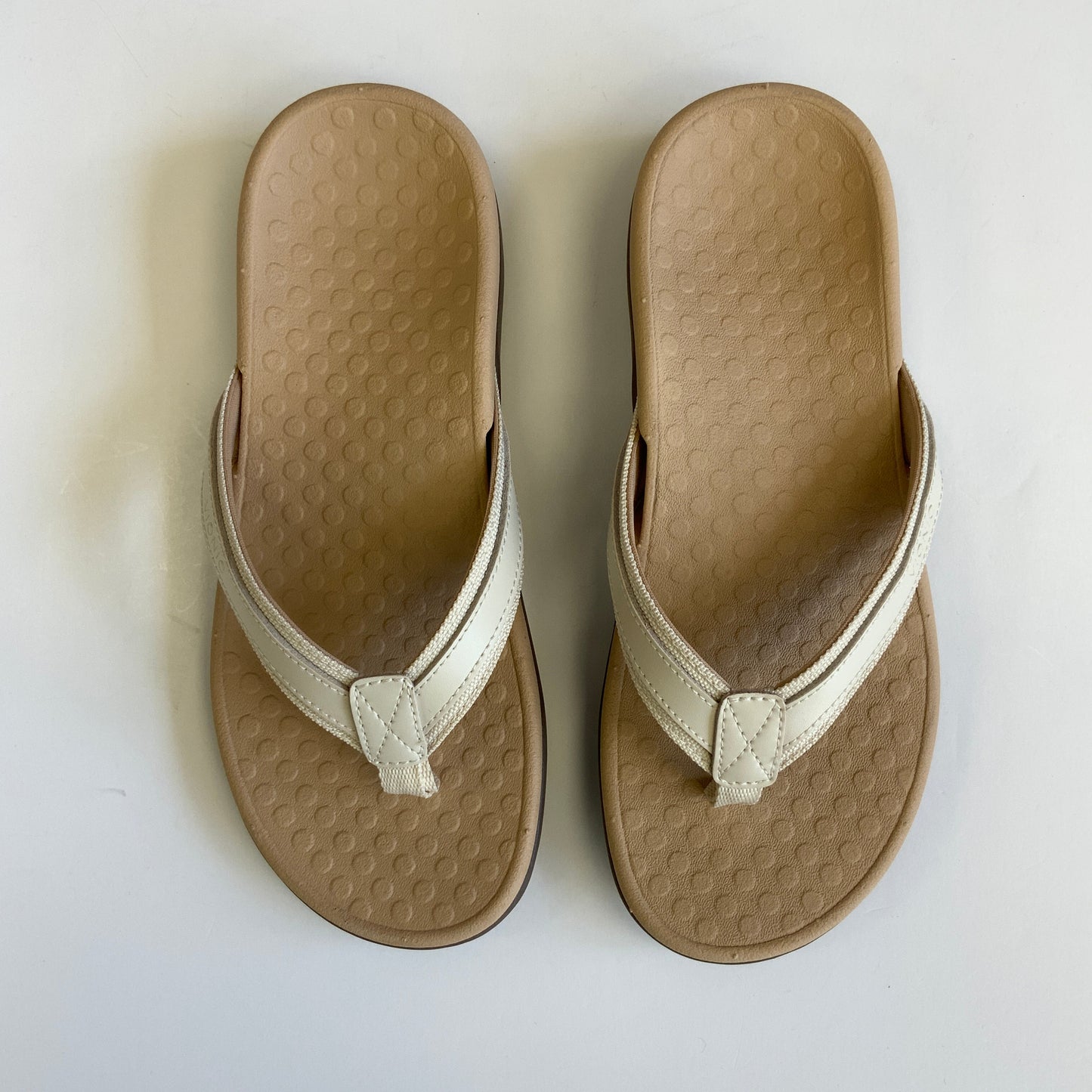 Cream Sandals Flip Flops Vionic, Size 7