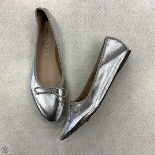 Shoes Flats By Chinese Laundry In Silver, Size: 7.5