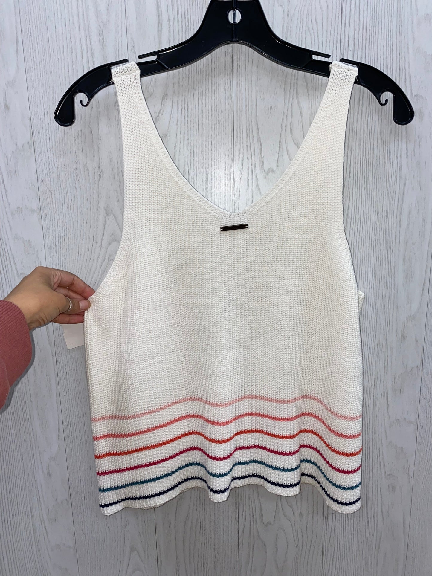 White Top Sleeveless Carve Designs, Size M