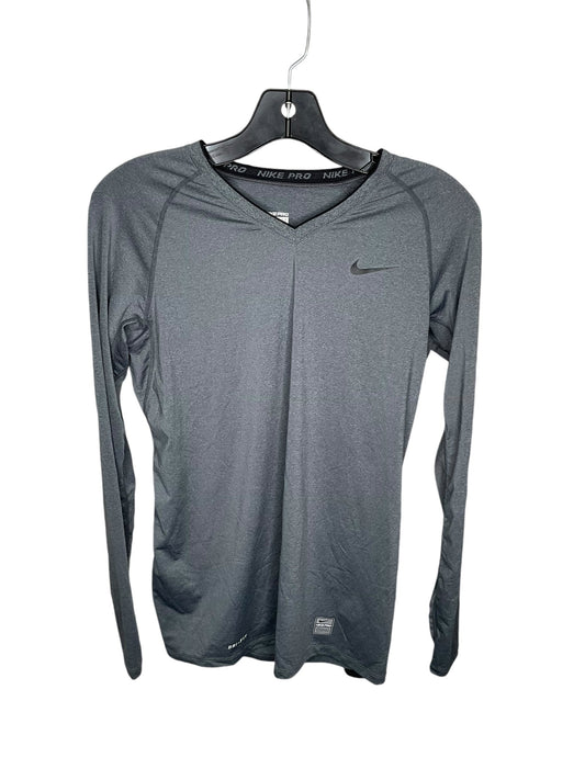 Athletic Top Long Sleeve Crewneck By Nike In Grey, Size: M