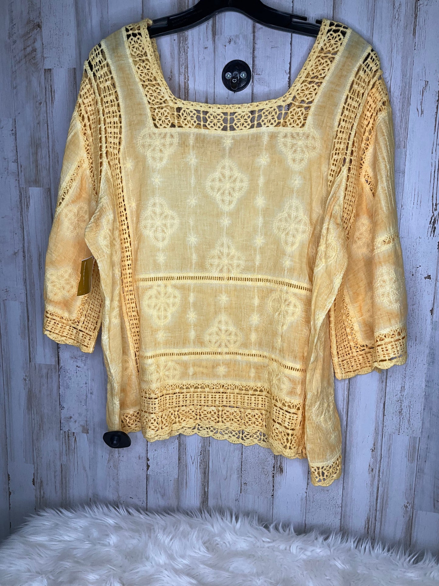 Yellow Top 3/4 Sleeve Clothes Mentor, Size M