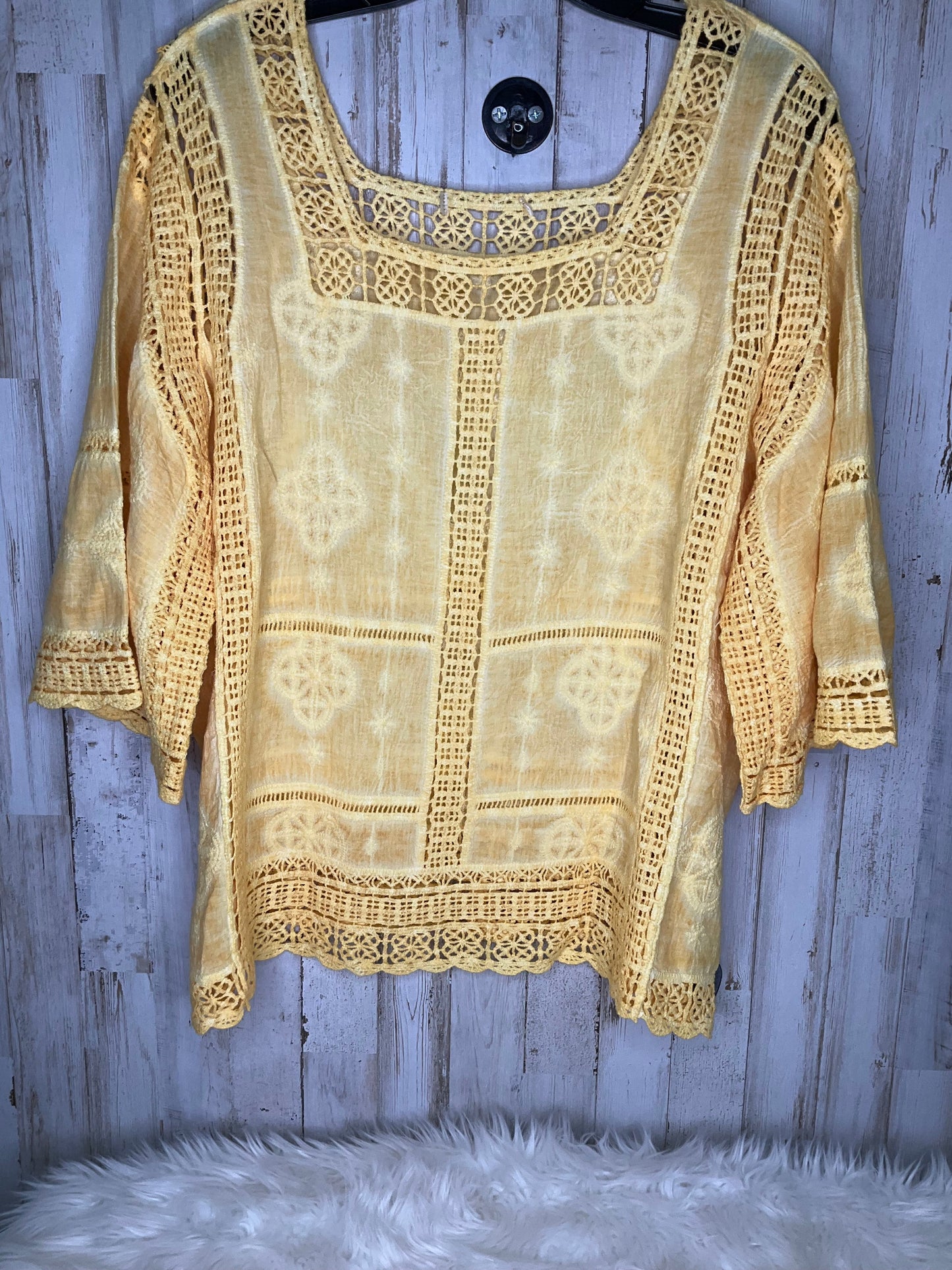 Yellow Top 3/4 Sleeve Clothes Mentor, Size M