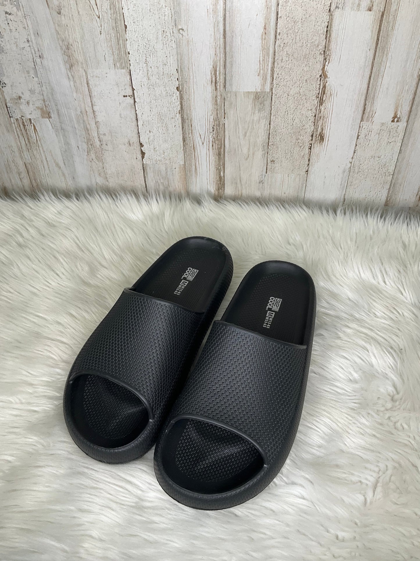 Black Sandals Flats 32 Degrees, Size 8