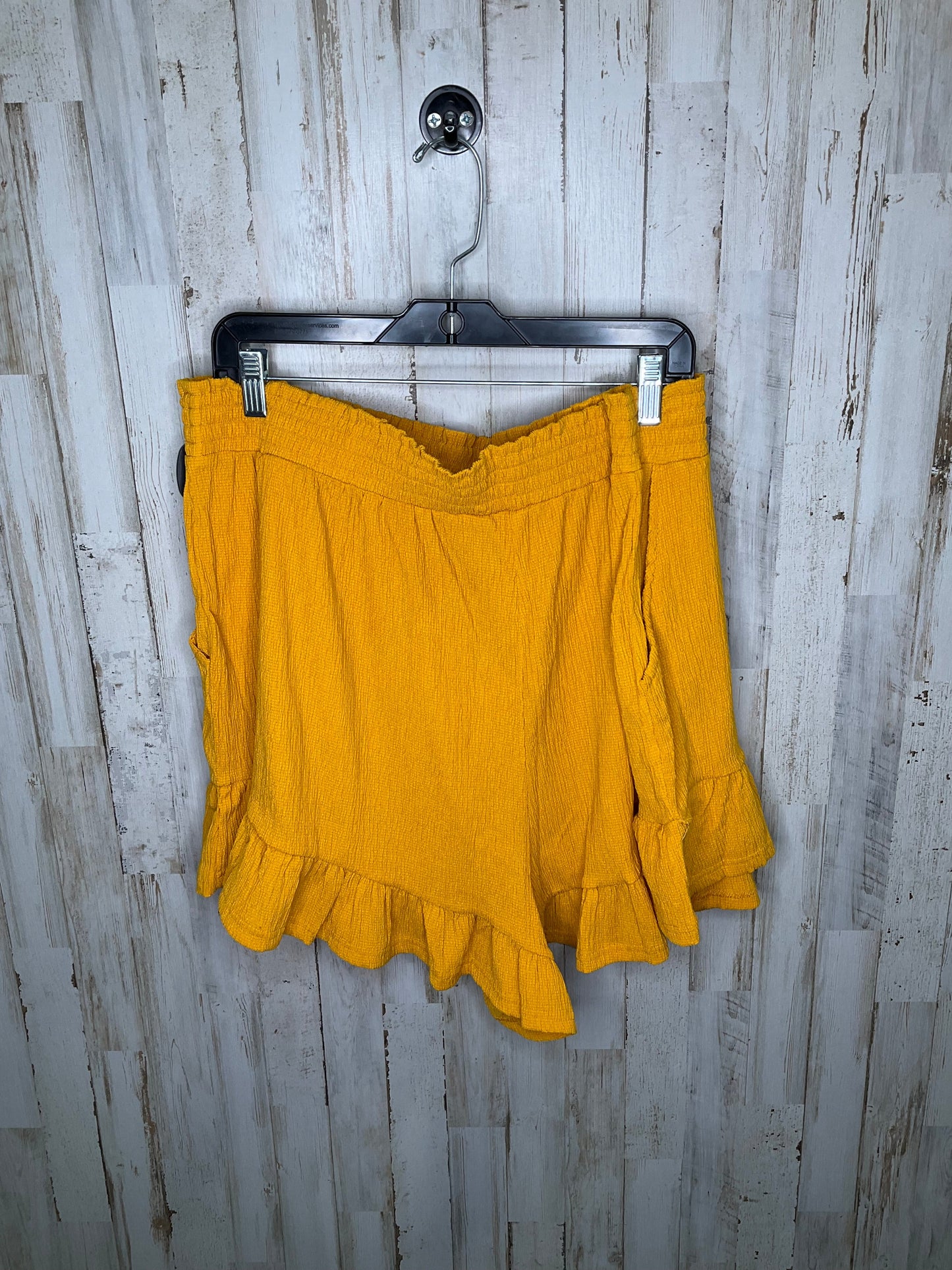 Yellow Shorts Clothes Mentor, Size 22
