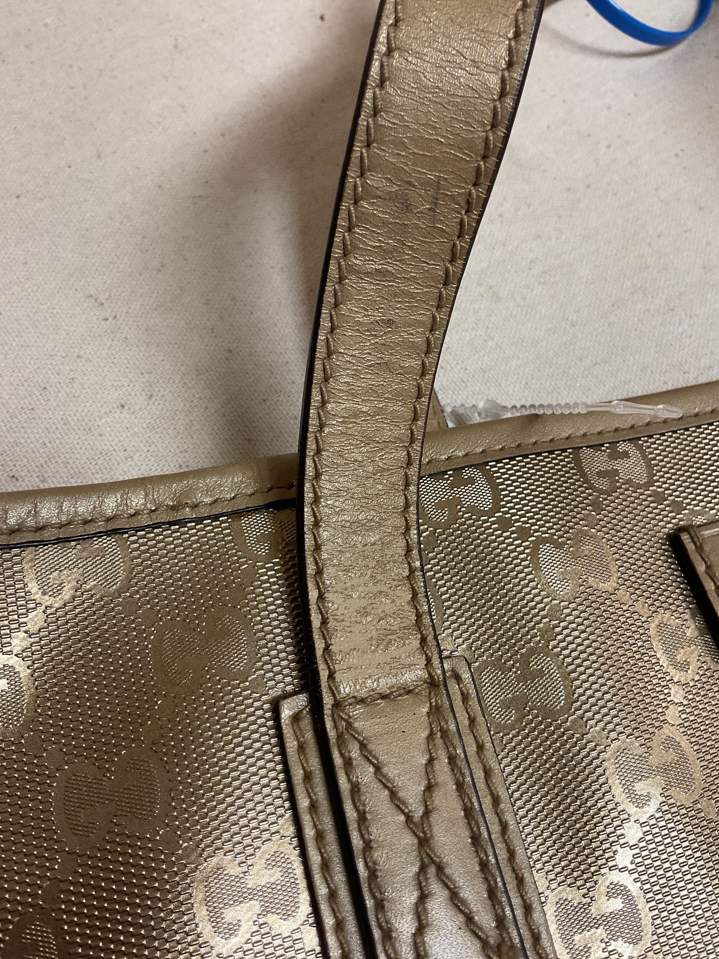 Handbag Luxury Designer By Gucci In Gold, Size:Medium