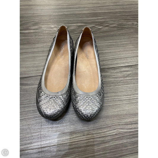 Shoes Flats By Vionic In Silver, Size: 6