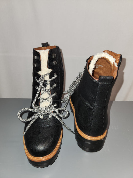 Boots Snow By Indigo Rd  Size: 7