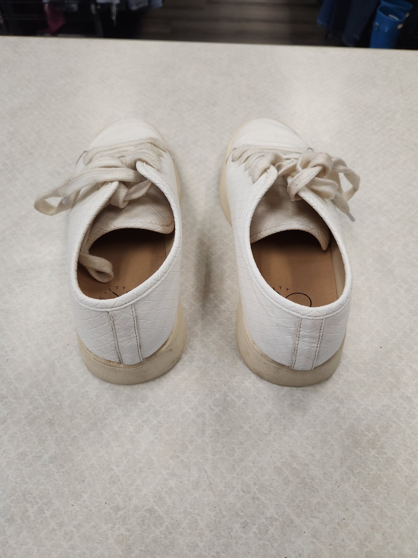 White Shoes Sneakers Clothes Mentor, Size 7.5