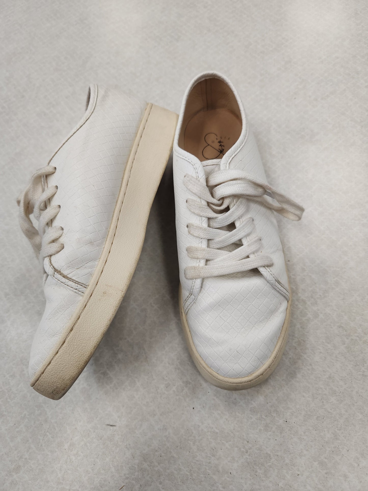 White Shoes Sneakers Clothes Mentor, Size 7.5