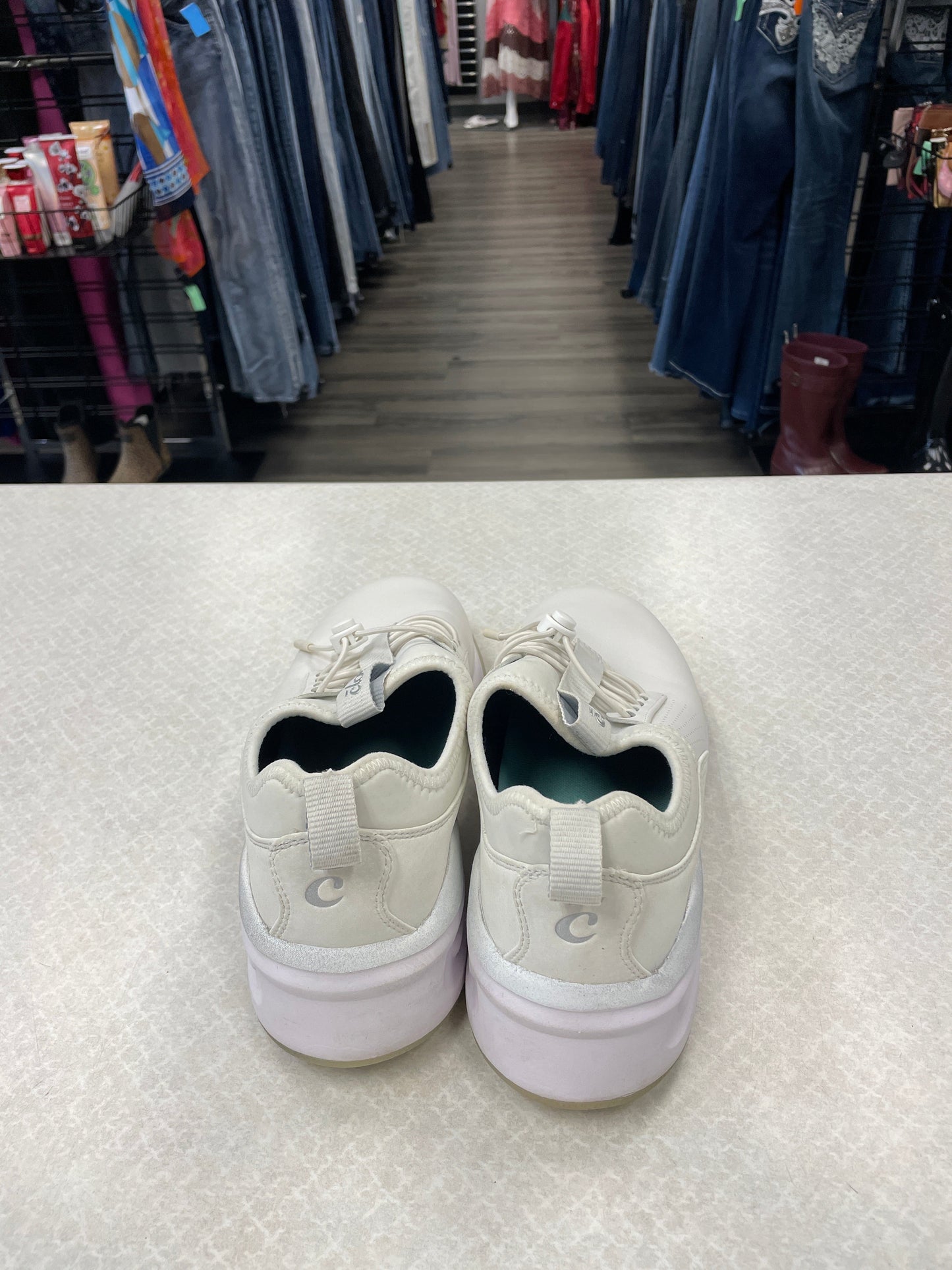 White Shoes Athletic Clothes Mentor, Size 7.5