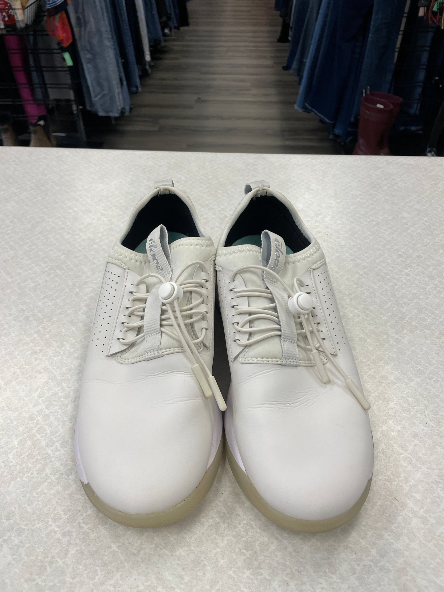 White Shoes Athletic Clothes Mentor, Size 7.5