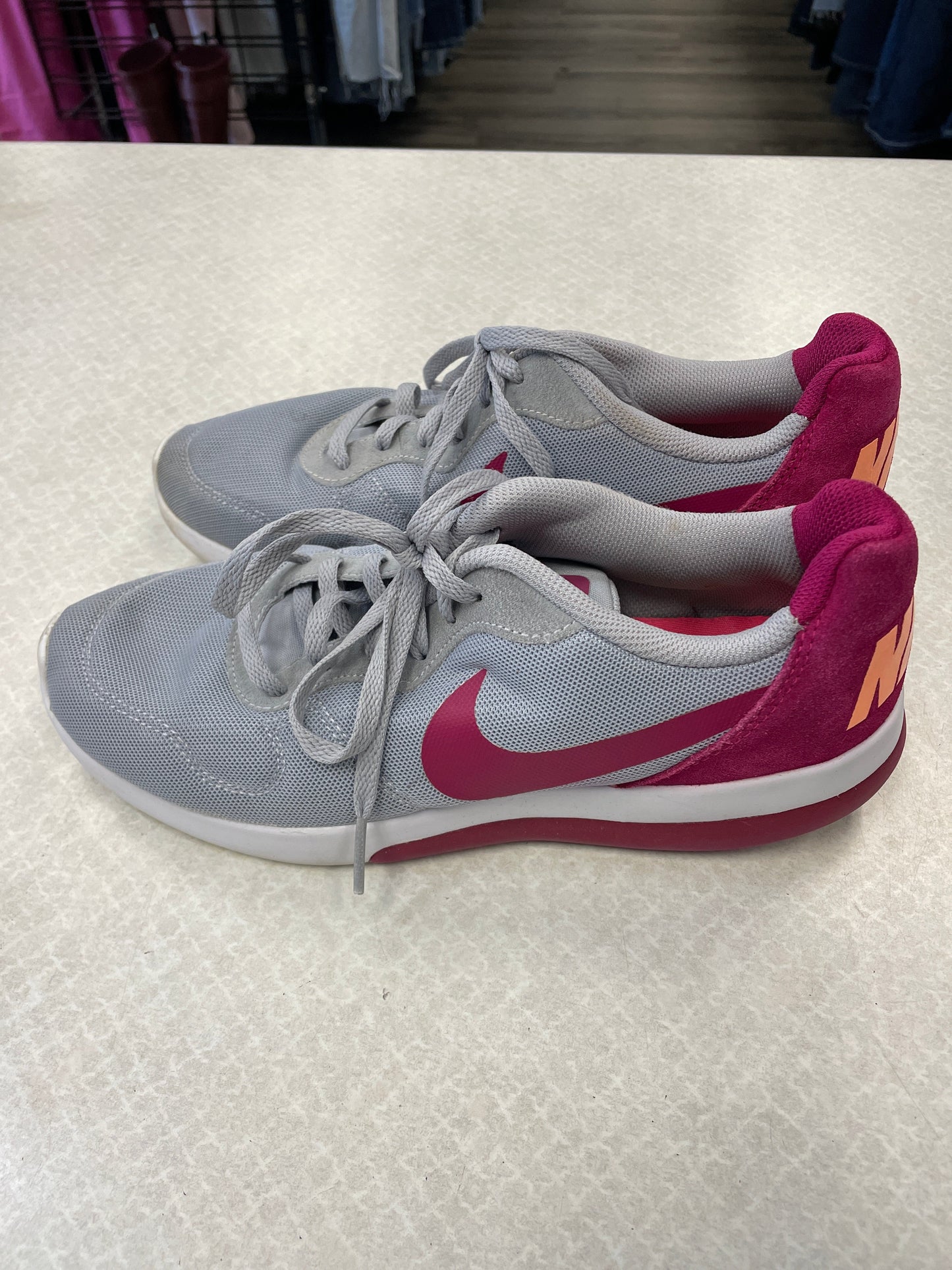 Shoes Athletic By Nike In Grey & Red, Size: 8.5