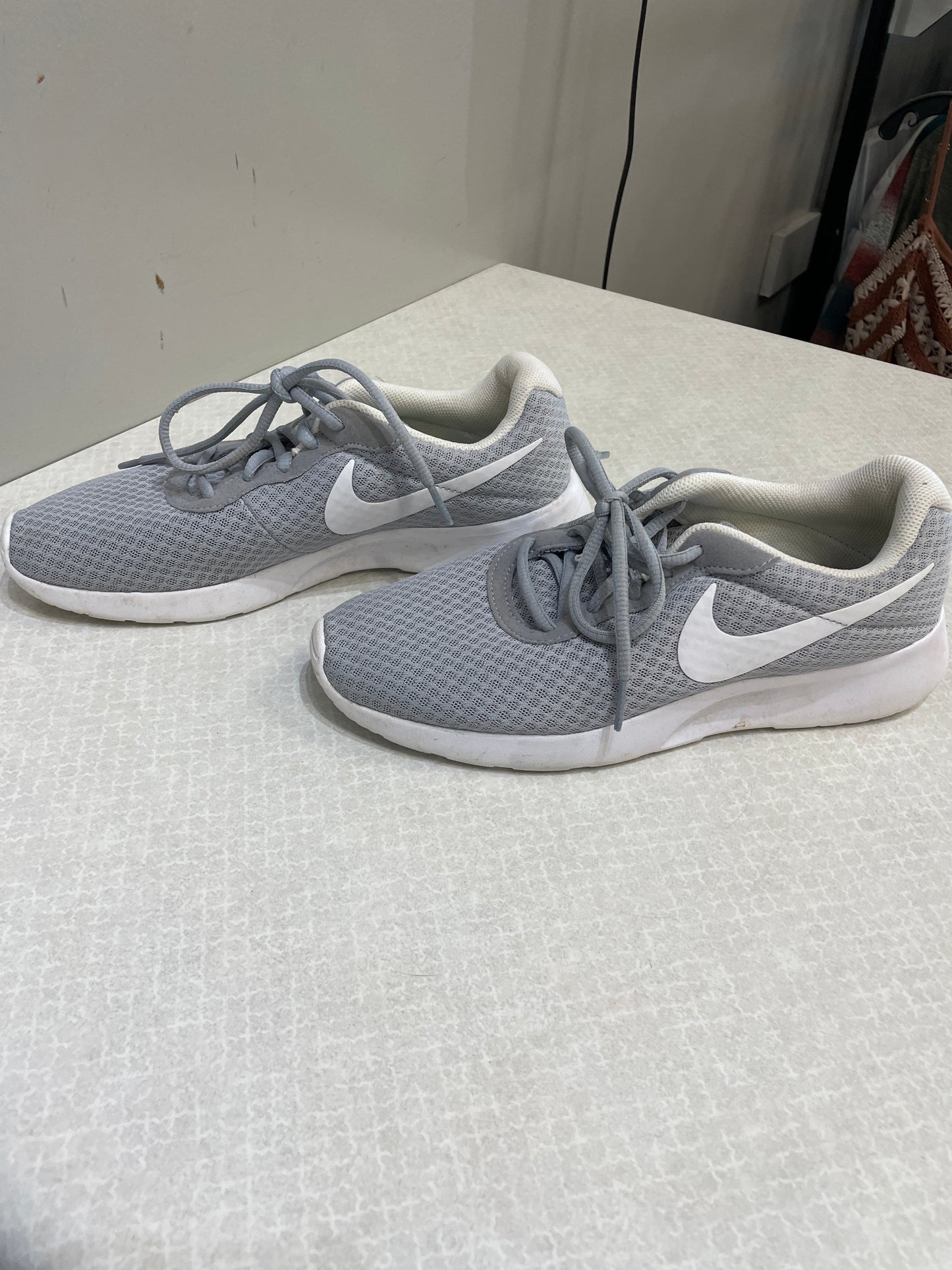 Shoes Athletic By Nike In Grey & White, Size: 9