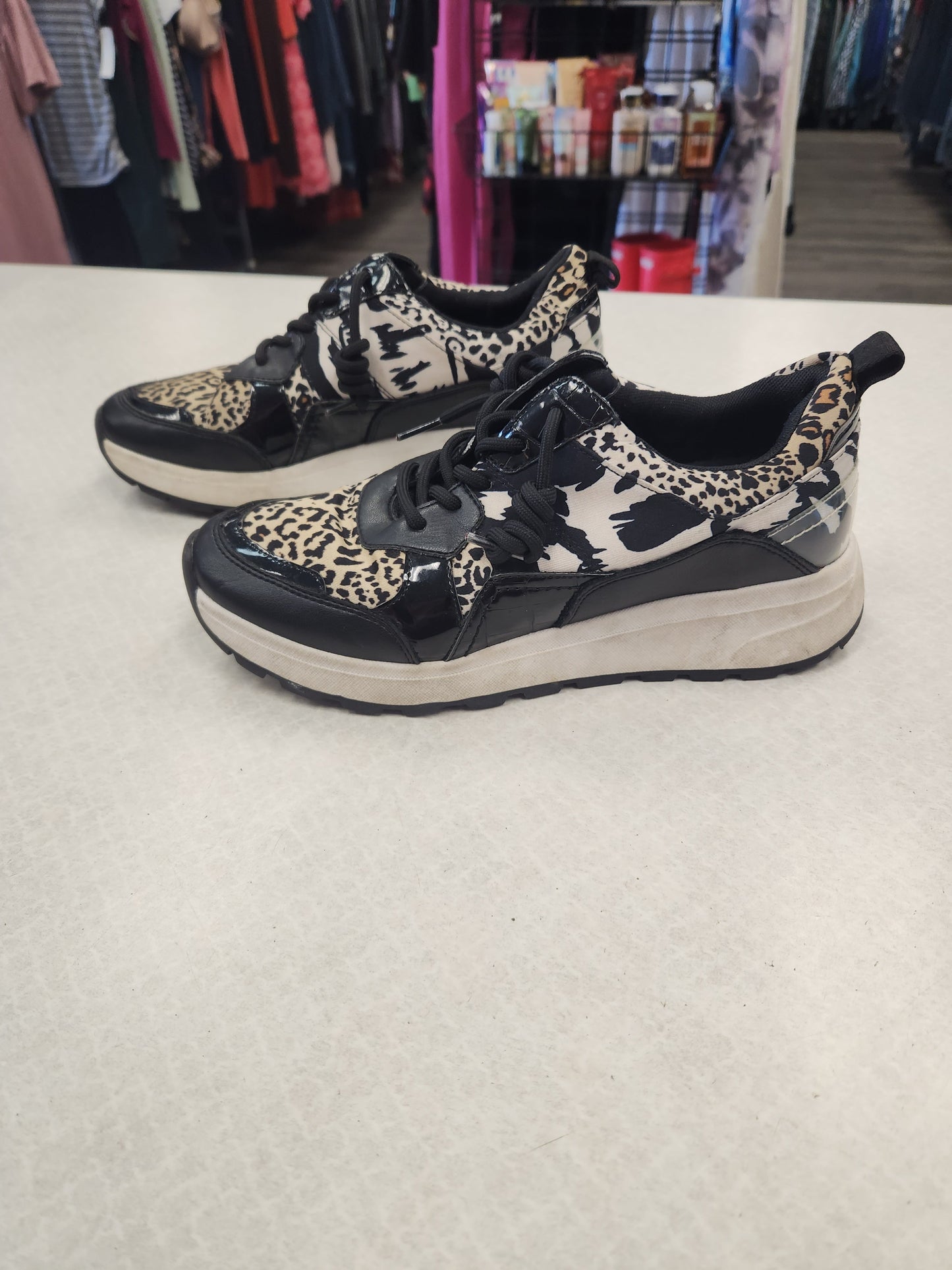 Shoes Sneakers By Jennifer Lopez In Animal Print, Size: 7