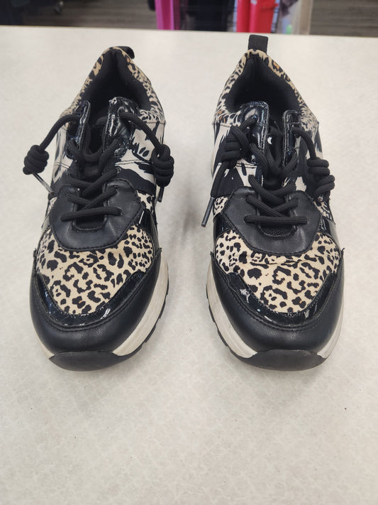 Shoes Sneakers By Jennifer Lopez In Animal Print, Size: 7