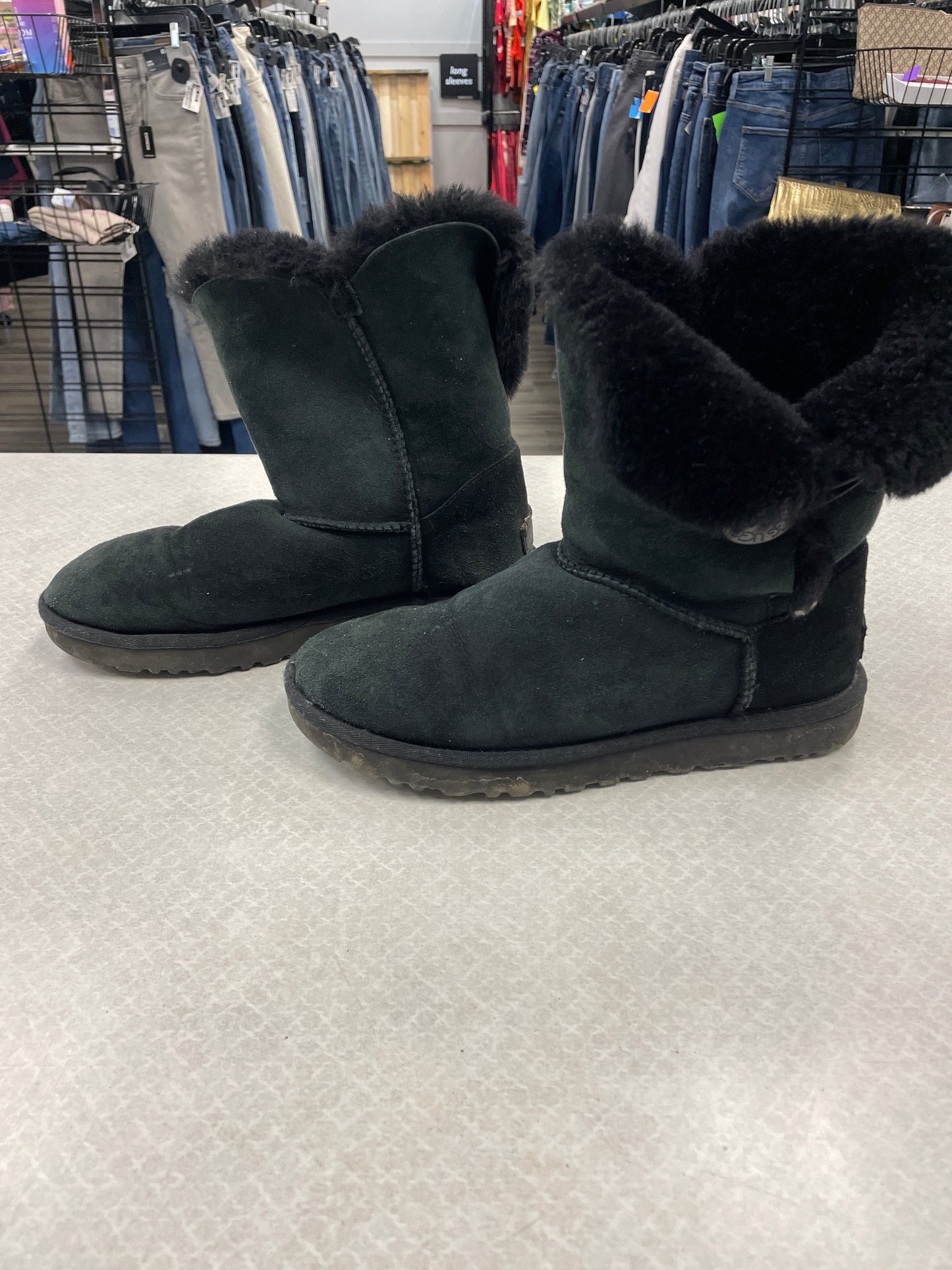 Boots Snow By Ugg  Size: 8