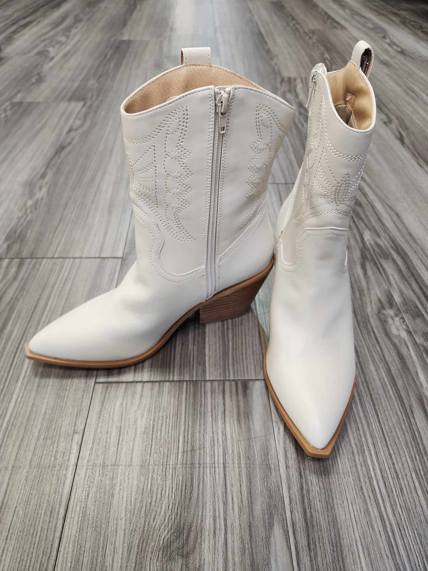 Boots Western By Clothes Mentor In Cream, Size: 10