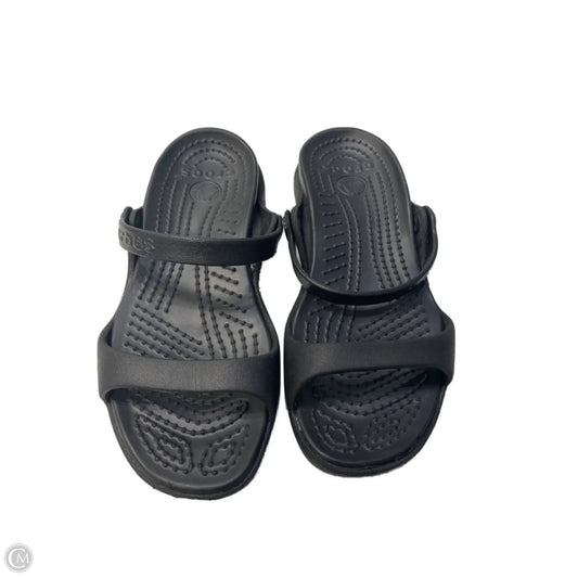 Sandals Flats By Crocs In Black, Size: 5