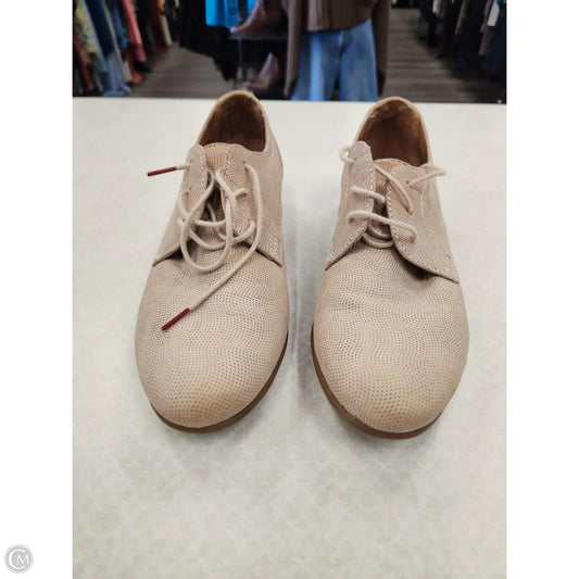 Shoes Flats By Clothes Mentor In Beige, Size: 7.5