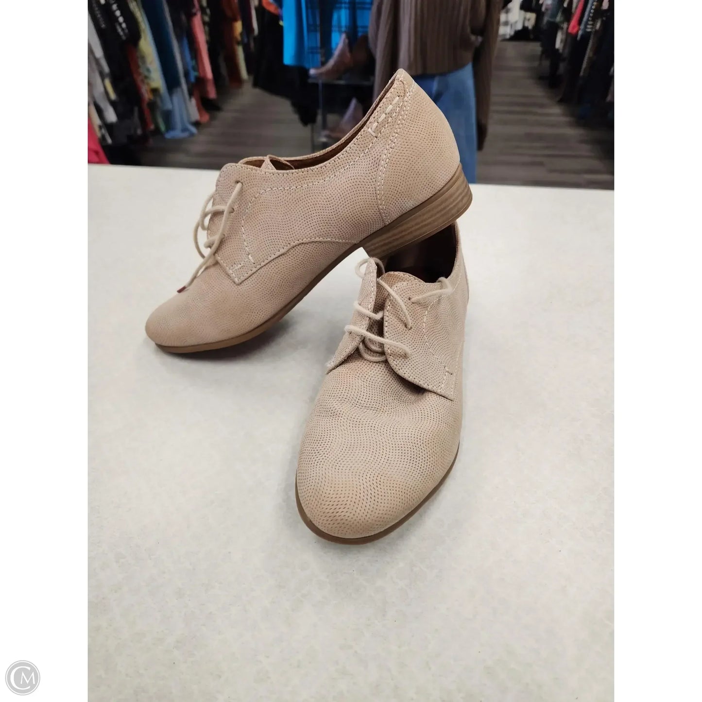 Shoes Flats By Clothes Mentor In Beige, Size: 7.5