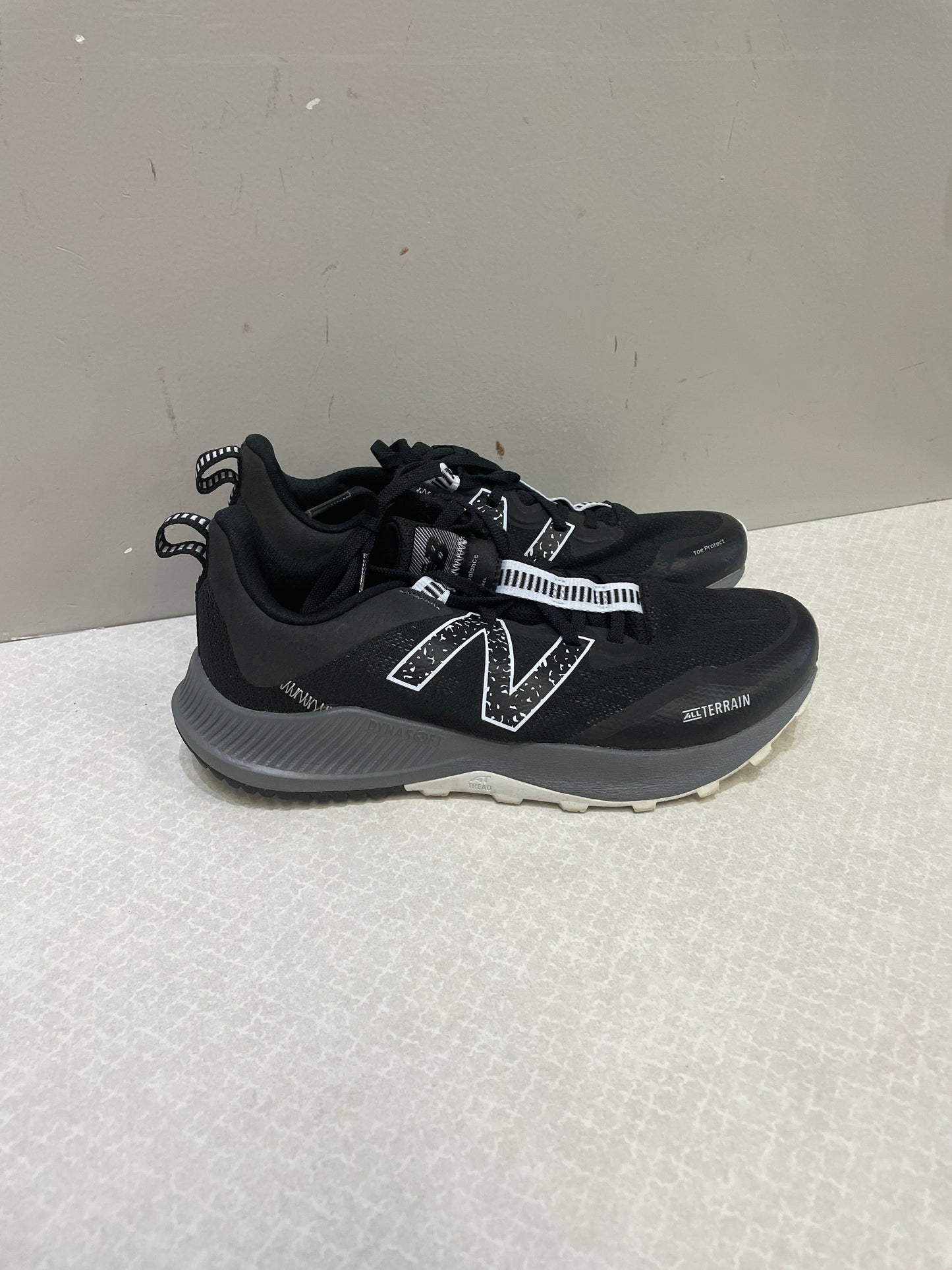 Shoes Athletic By New Balance In Black & White, Size: 10