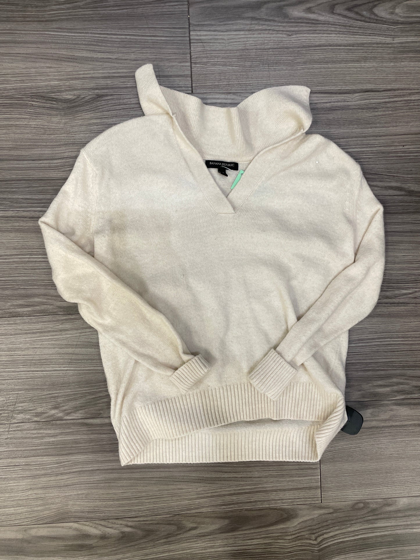 Sweater By Banana Republic In Cream, Size: Xs