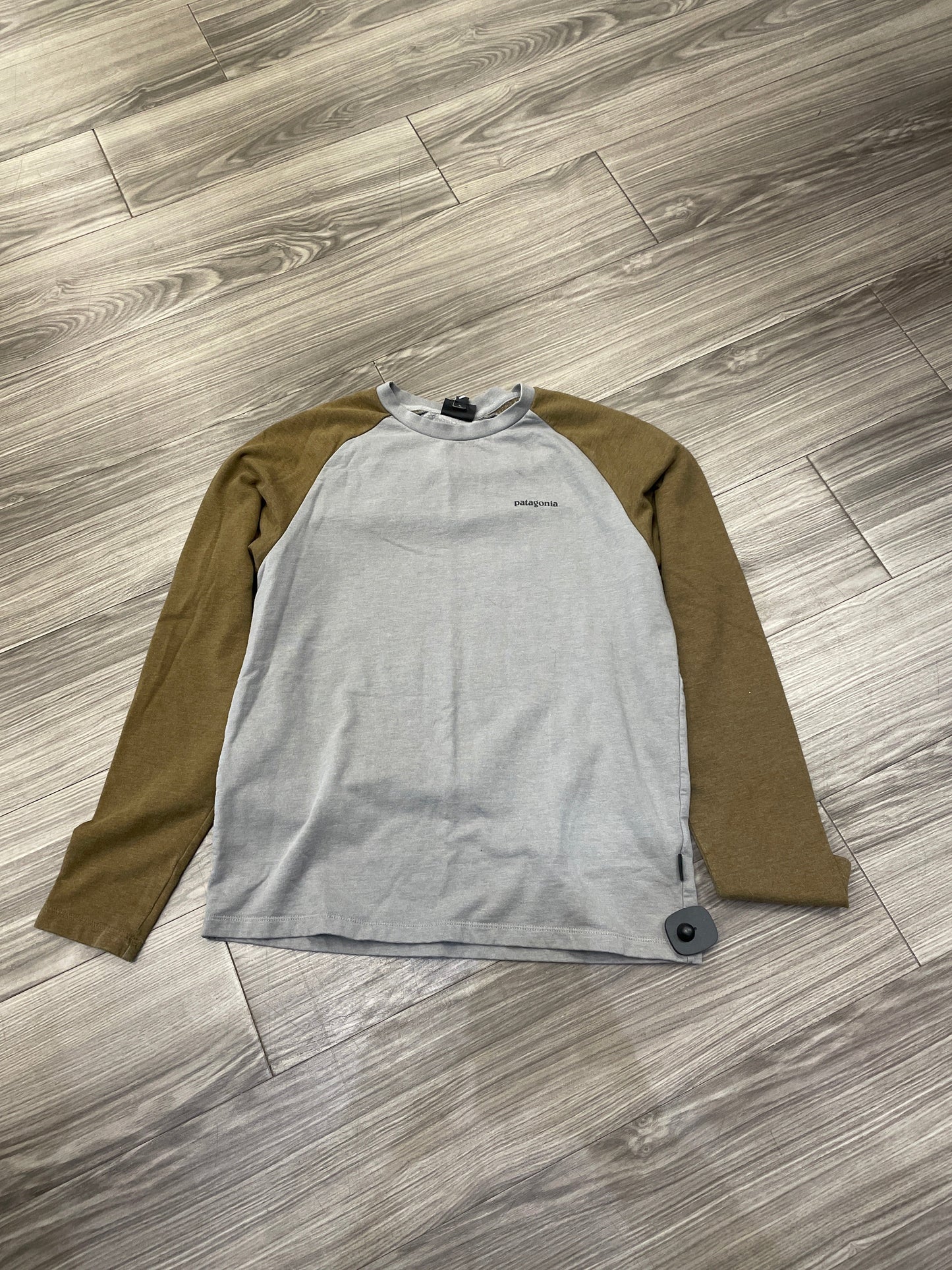 Top Long Sleeve By Patagonia In Green & Grey, Size: M