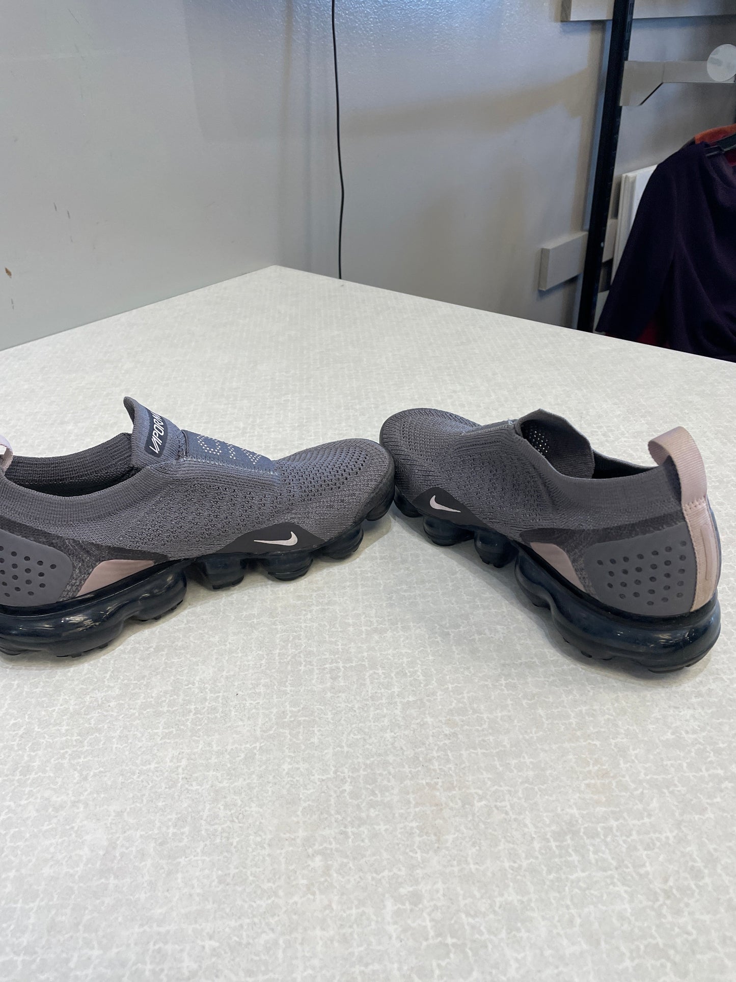 Shoes Athletic By Nike In Grey, Size: 8