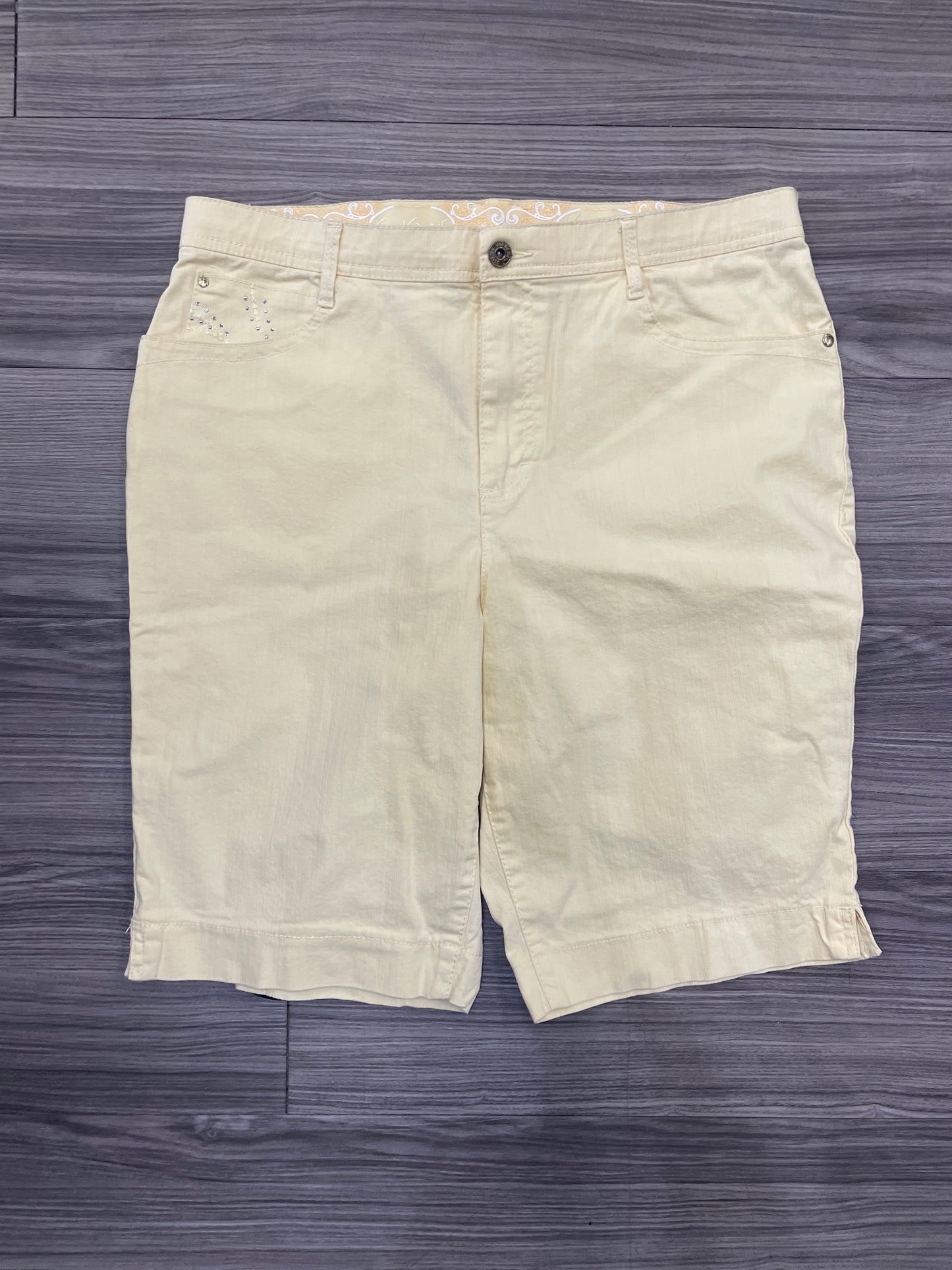 Shorts By Gloria Vanderbilt In Yellow, Size: 14
