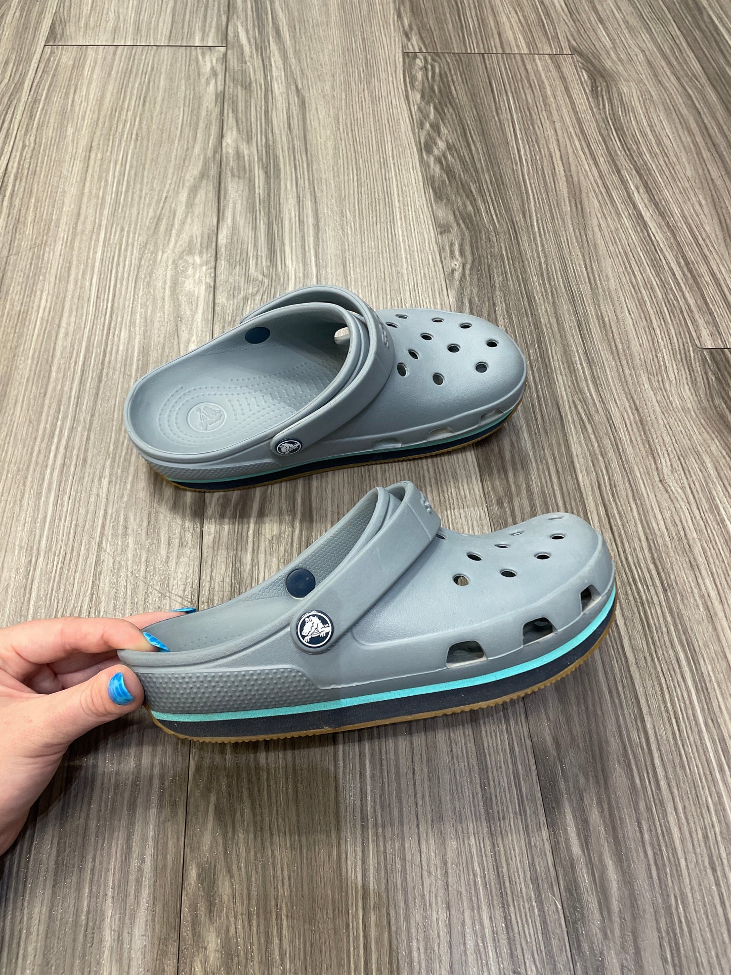 Shoes Athletic By Crocs In Blue, Size: 5