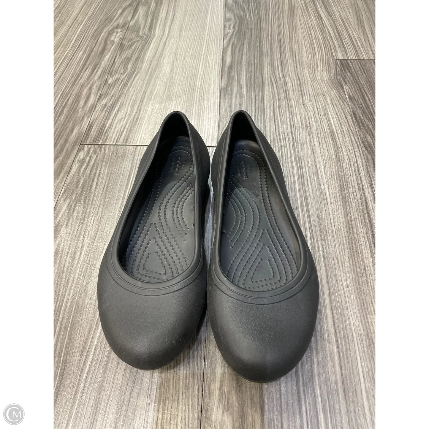 Shoes Flats By Crocs In Black, Size: 7