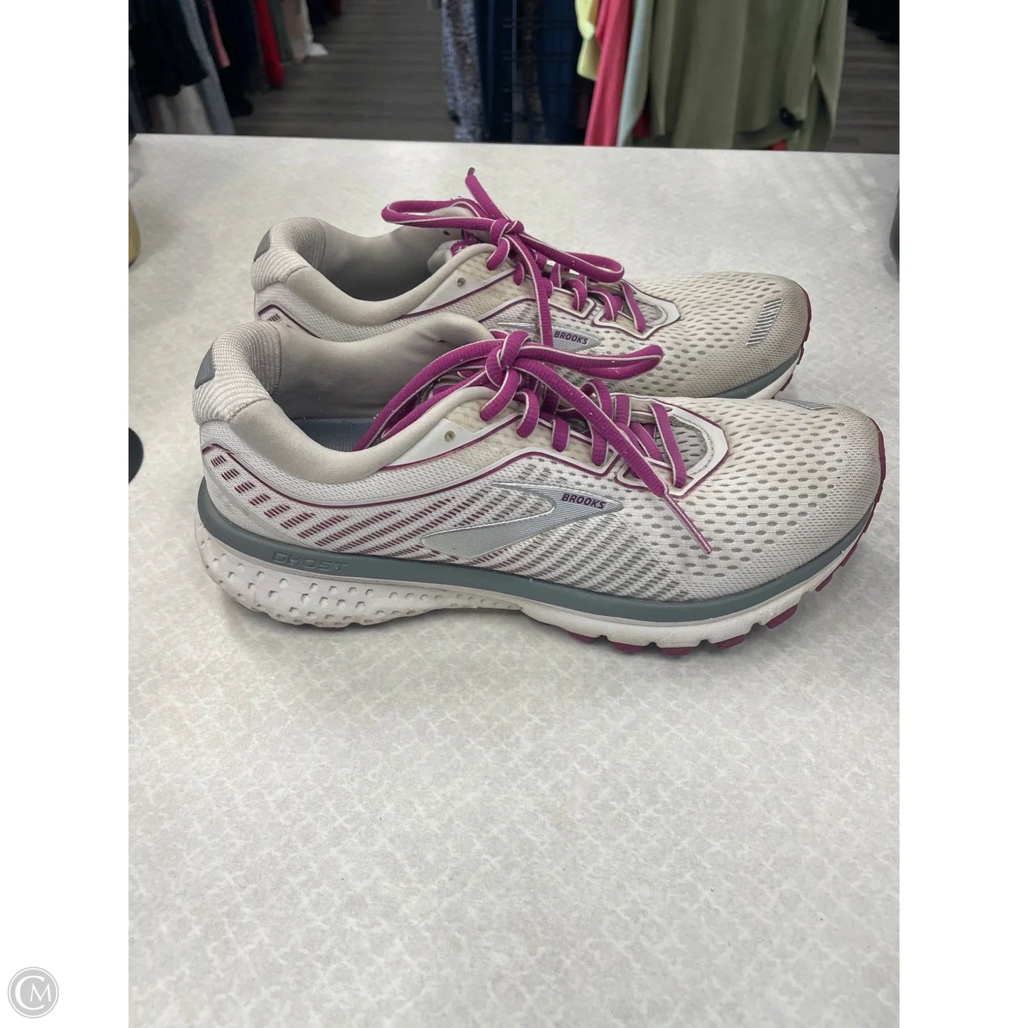 Shoes Athletic By Brooks In White, Size: 7.5