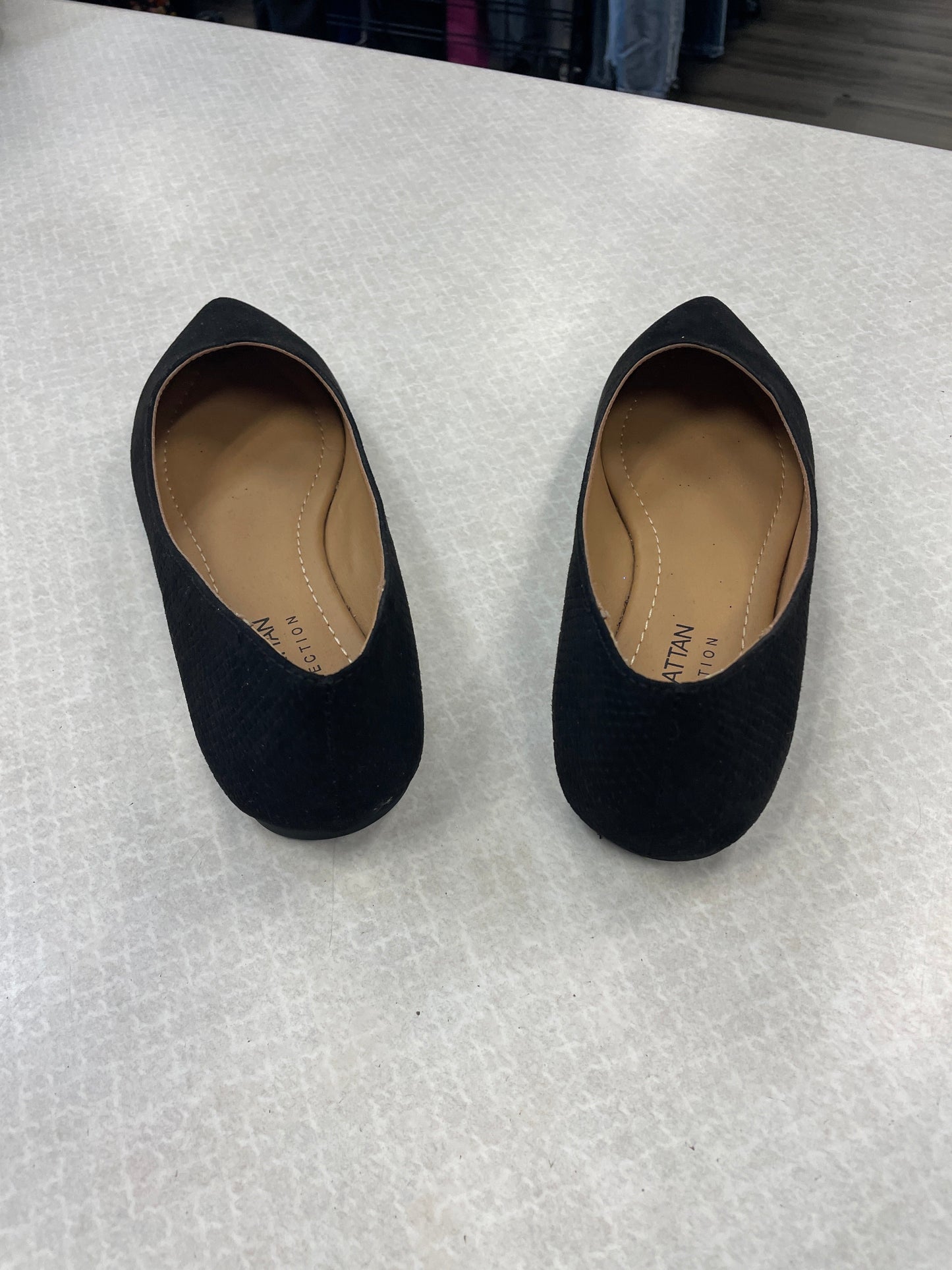 Black Shoes Flats Clothes Mentor, Size 6.5